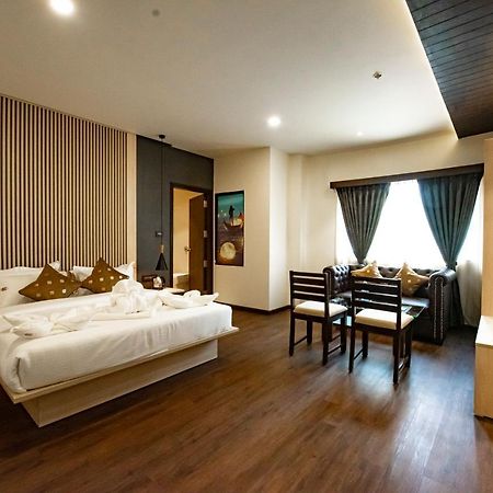 נאווי מומבאי The Royal Palace Hotel 400703 מראה חיצוני תמונה