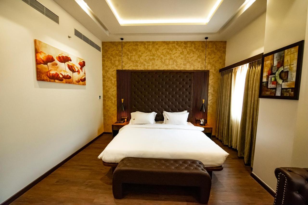 נאווי מומבאי The Royal Palace Hotel 400703 מראה חיצוני תמונה
