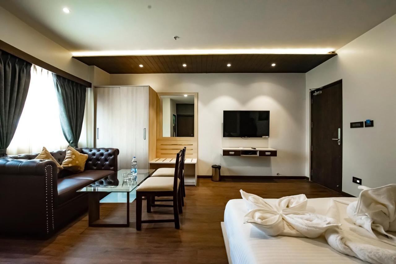 נאווי מומבאי The Royal Palace Hotel 400703 מראה חיצוני תמונה